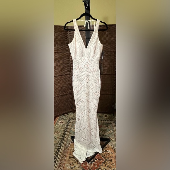 NEW Bebe Sleeveless Lace Gown – White/Nude – Size Medium - Picture 4 of 8